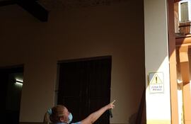 Algunos profesores pegaron carteles en las zonas se riesgo en la escuela Dahlquist por temor al derrumbe del techo y sólo faltan dos días para que se inicien las clases en la antigua institución, no muy lejos del Ministerio de Educación, en plena capital.