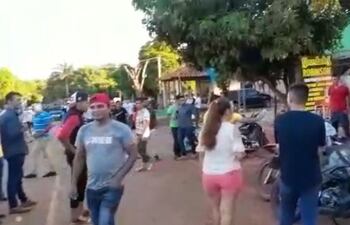 Los ebrios se enfrentaron a patadas y puños frente a local bailable.