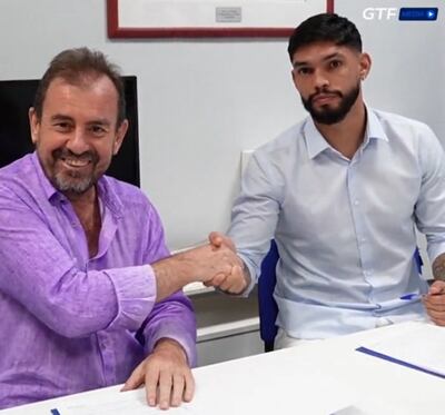 Omar Alderete (d) durante la firma del contrato con el Getafe de España.