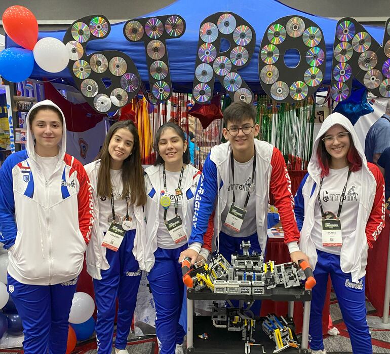 Los integrantes del equipo 6TRON con el robot EV3.