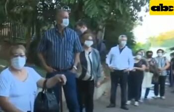 Desde tempranas horas, las personas formaron fila para la vacunación