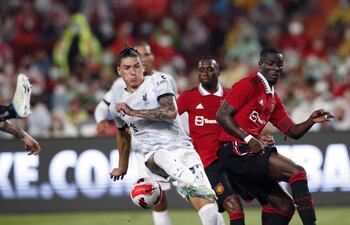 El uruguayo Darwin Núñez (i), del Liverpool, disputa el balón con Eric Bailly, defensor de Manchester United, durante el partido amistoso de ayer en Bangkok.