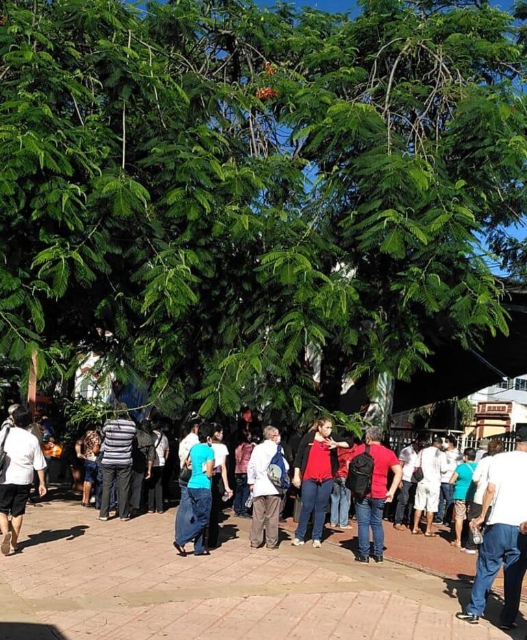 La entrega de tarjetas tuvo una terrible aglomeración a pleno sol.
