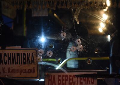 Orificios de bala en el parabrisas del bus secuestrado este martes en Lutsk, Ucrania.