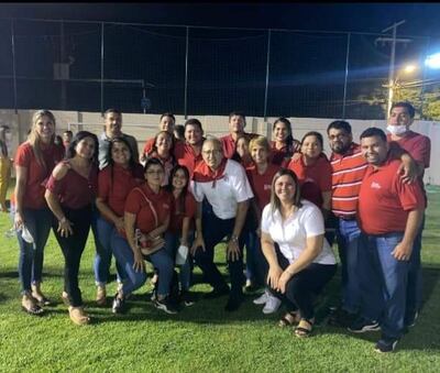 El diputado Erico Galeano (ANR, HC), precandidato a senador por el cartismo y su funcionaria Zaida Bell Carvallo. ambos de camisa blanca, en un acto proselitista.