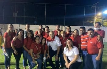 El diputado Erico Galeano (ANR, HC), precandidato a senador por el cartismo y su funcionaria Zaida Bell Carvallo. ambos de camisa blanca, en un acto proselitista.