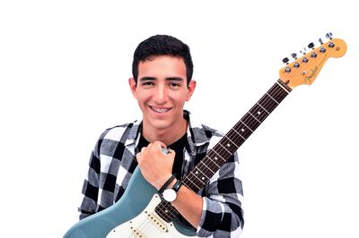 El artista encarnaceno Emanuel Arapy Silva presentó una balada.