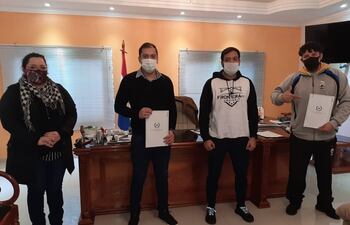 El intendente Miguel Prieto con miembros de gremios de gimnasios y otros locales de entrenamiento.