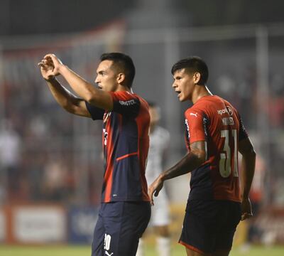 Directo al corazón azulgrana, el homenaje de Alfio Oviedo (26) a su afición por el día de los enamorados. A su lado, Robert Morales (22).