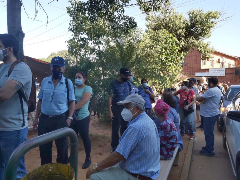 Aglomeración en el Hospital de Calle'i, San Lorenzo, en donde se reportó una desorganización de las personas que buscan vacunarse contra el COVID-19.