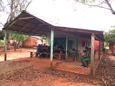 Hace seis años que los alumnos de la secundaria dan clases en esta precaria construcción de madera