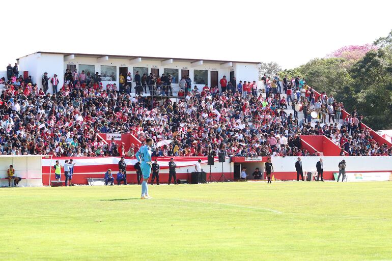El estadio Municipal de Campo 9 albergó ayer su primer encuentro en la División Intermedia, la gradería estuvo copada por hinchas albirrojos.