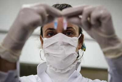 Una científica de un laboratorio del Consejo Nacional de Investigaciones Científicas y Técnicas (Conicet) de Argentina trabaja con muestras de reactivos para la toma de pruebas de COVID-19 en ese país en Buenos Aires (Argentina).