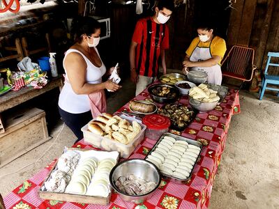 Algunas integrantes de la familia Brítez Aguirre con las variadas y deliciosas  comidas.