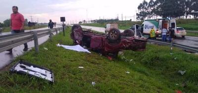 Así quedó la camioneta que volcó en Juan E. Estigarribia esta mañana.