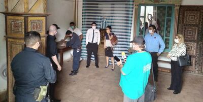 Los efectivos policiales labraron acta de las condiciones  en que  quedaba el templo  de Yaguarón luego del incidente.