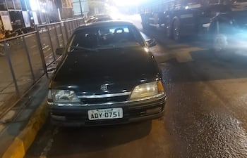 El automóvil de la marca Chevrolet, modelo Omega, Chapa ADY 0751, recuperado en la cabecera del Puente de la Amistad.