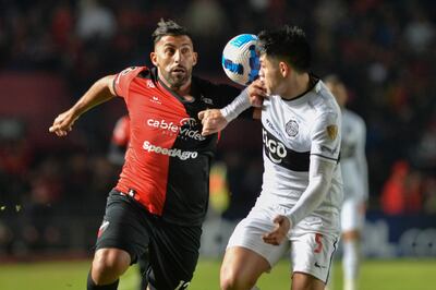 Ramón Darío Ábila (i) disputa un balón con Saúl Salcedo, durante el choque entre Colón y Olimpia por la Copa Libertadores.