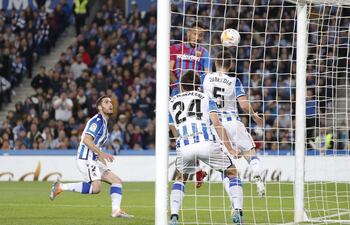 Pierre-Emerick Aubameyang anota con golpe de cabeza el gol de la victoria para Barcelona ante Real Sociedad.