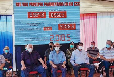 Mario Abdo (c) asistió ayer a la habilitación de 56 km. de ruta que une Tava’i (Caazapá) y Tomás R. Pereira.