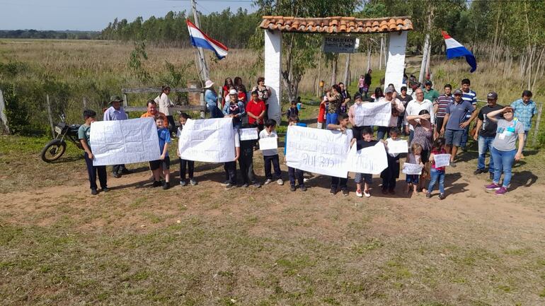 Los alumnos de la escuela “Francisco Abdón Santos” salieron de sus aulas para pedir más docentes.