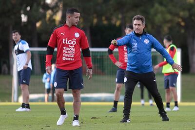 Derlis González (i) y Guillermo Barros Schelotto (d), durante el entrenamiento de este jueves.