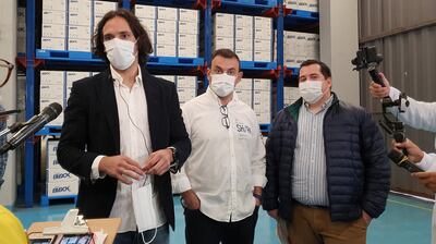 El futbolista Roque Santa Cruz, el empresario Walid Amine Sweid (investigado por lavado de dinero) y el abogado Javier Otazú, durante el recorrido de la fábrica de la empresa Flavors.