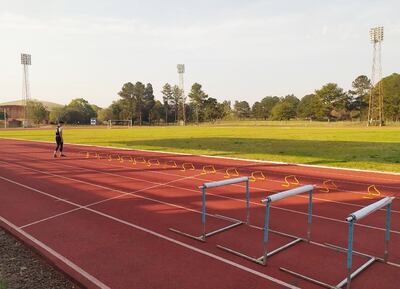 Un atleta entrena en la pista encarnacena.
