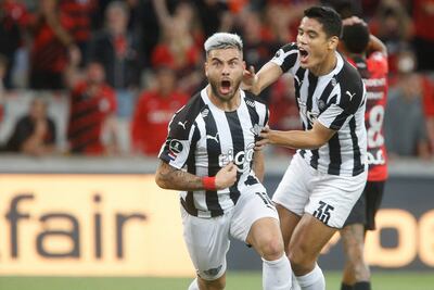 Fue el gol del empate parcial y así lo celebró Héctor Villalba y lo comparte con Lorenzo Melgarejo.