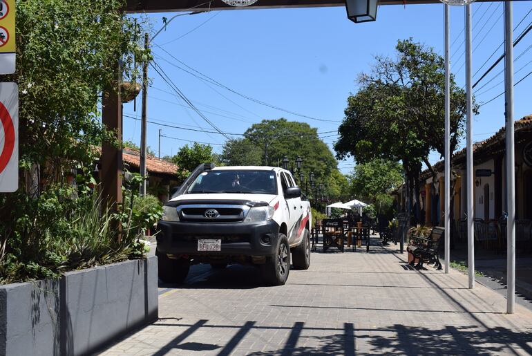 Estacionar en peatonal de Luque está permitido para lugareños, aseguran desde la Municipalidad