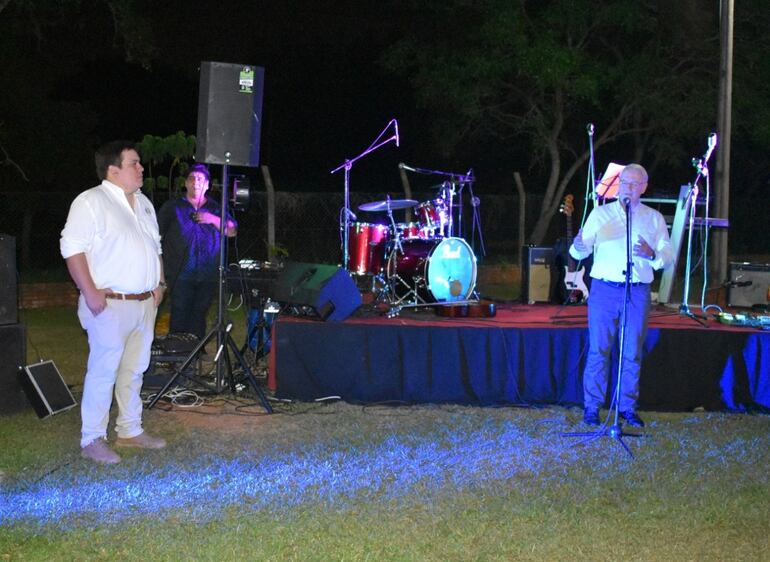 Pedro Galli (der) participó el miércoles último en el cierre de actividades de la ARP filial Guairá, cuyo titular es César Luis Sosa (iz).