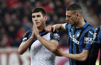 Ruslan Malinovskyi, delantero ucraniano del Atalanta, pide "No a la guerra en Ucrania".