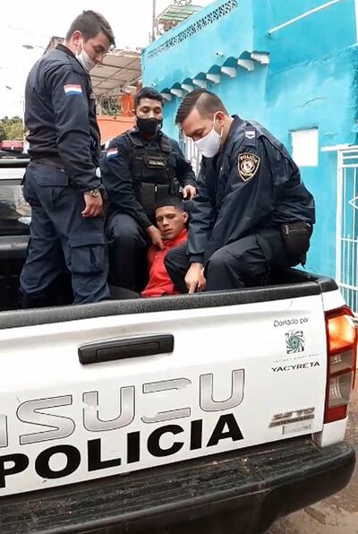 Efectivos policiales  trasladan a Amado Enrique Melgarejo Duré, alias Tyson, a la sede de la comisaría 5ª de la capital.