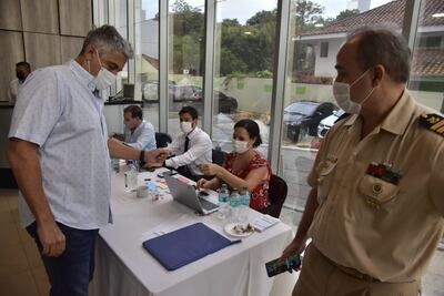 Argentinos residentes en Paraguay se acercan para votar en el Consulado General de Asunción.