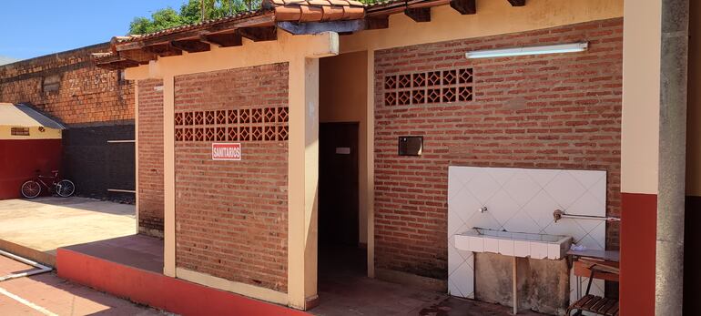 Padres de alumnos de la escuela básica Nro 112 "Gral Higinio Morínigo" expresaron la necesidad perentoria de un nuevo sanitario sexado para los escolares.