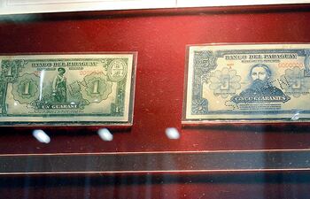 La primera serie de billetes en 1943 llevaba la inscripción del Banco del Paraguay.