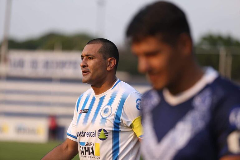 Paulo César da Silva Barrios (42), defensor del 12 de Octubre.