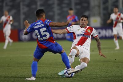 Federico Castro (d), de Curicó Unido, disputa el balón con Ángel Cardozo Lucena, de Cerro Porteño, durante el partido de ida de la Fase 2 de Copa Libertadores 2023, en el estadio Monumental en Santiago de Chile.