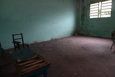 En el colegio Manuel González de Lambaré, los alumnos dan clases en aulas en pésimas condiciones, pese a contar con salones recién construidos.