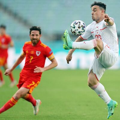 El suizo Xherdan Shaqiri se dispone a controlar el balón ante la presencia del galés Joe Allen, durante el partido jugado ayer.