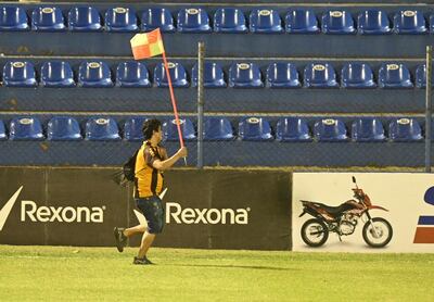 El hincha de Guaraní ingresó al campo, tomó un banderín del córner y lanzó hacia los aficionados de Libertad que estaba en el césped.