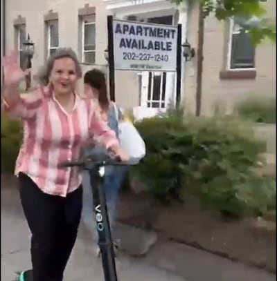 Captura pantalla del video en el que la senadora Lilian Samaniego saluda desde un monopatín en Washington Estados Unidos.