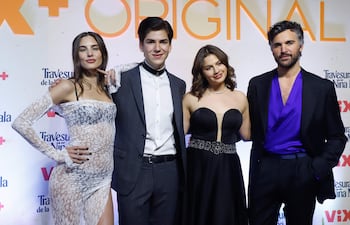 Los actores Macarena Achaga, Jaime Maqueo, Paulina Gil y Juan Pablo Di Pace posan durante la alfombra roja de la serie "Travesuras de la niña mala" en la Ciudad de México (México). ViX+, la plataforma de TelevisaUnivision, presentó este martes "Travesuras de la niña mala", una serie en la que actores y directores afrontaron el reto de llevar la icónica novela homónima de Mario Vargas Llosa al "streaming", según expresaron en entrevista.