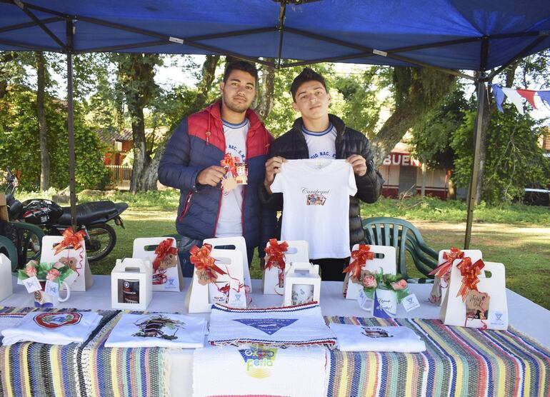 Los alumnos del Colegio Mariscal José Félix Estiarribia, Matias Mendoza y Rodrigo Giménez, estudiantes de Diseño Gráfica expusieron sus trabajos.