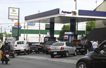 Con la baja de G. 500 en los precios de Petropar desde el miércoles último, la ciudadanía hace fila para comprar en la estatal.