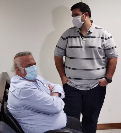 El exsenador Óscar González Daher y su hijo el concejal Óscar Rubén González Chaves el viernes, cuando esperaban la resolución del juez Humberto Otazú que elevó a juicio la causa de enriqueci- miento.