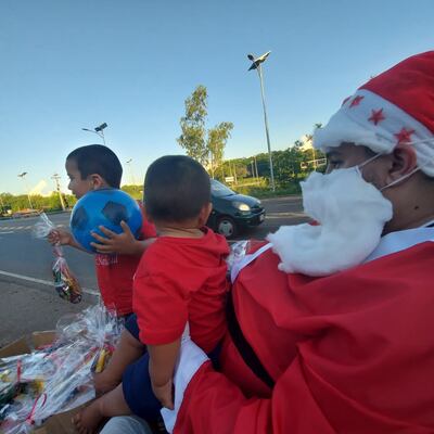 Niños vivieron esa alegría de recibir de Santa Claus golosinas.