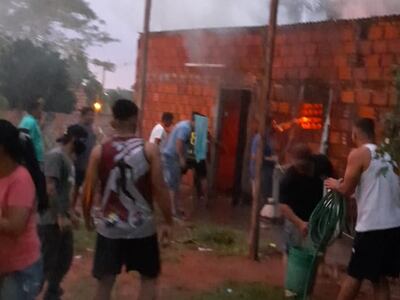 Los vecinos ayudaron a la dueña de la casa a sacar los muebles para salvar al menos las pertenencias.