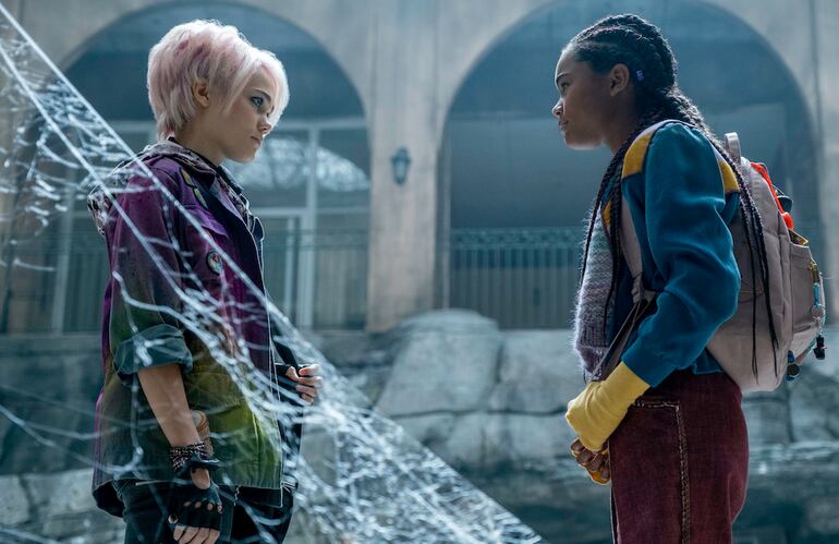 Oona Laurence como Liz y Tamara Smart como Kelly.