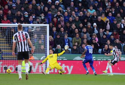 El momento en que Miguel Almirón define para anotar el 2-0 parcial de Newcastle sobre el Leicester en el regreso de la Premier League.